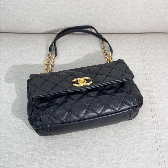 CHANEL Black Lambskin Quilted Bag GHW - Picture 16 of 17